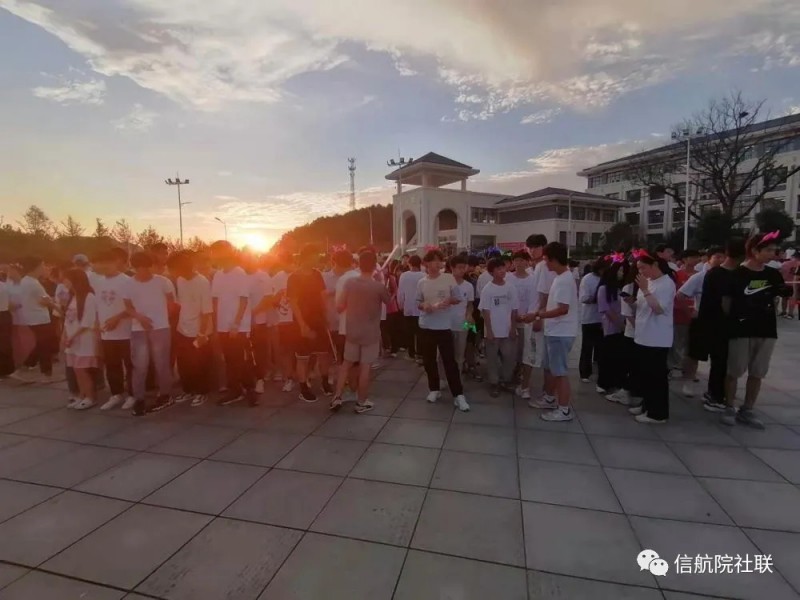 荧光夜跑重走长征路3.webp.jpg