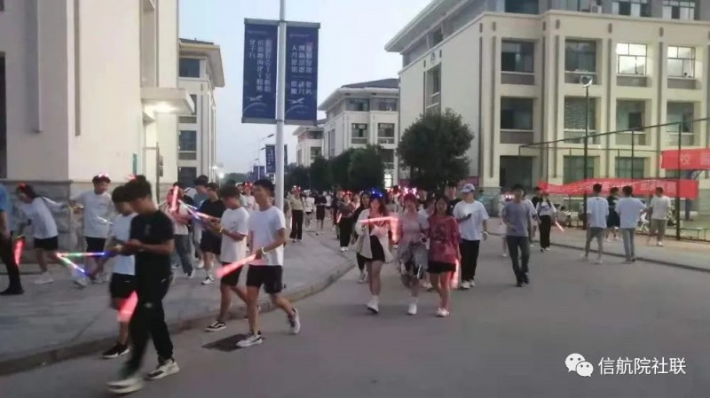 荧光夜跑重走长征路7.webp.jpg