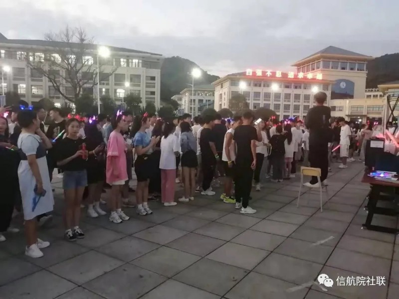 荧光夜跑重走长征路8.webp.jpg