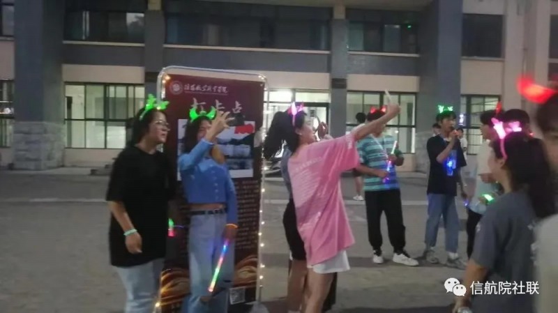 荧光夜跑重走长征路9.webp.jpg
