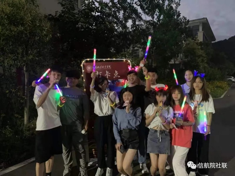 荧光夜跑重走长征路10.webp.jpg