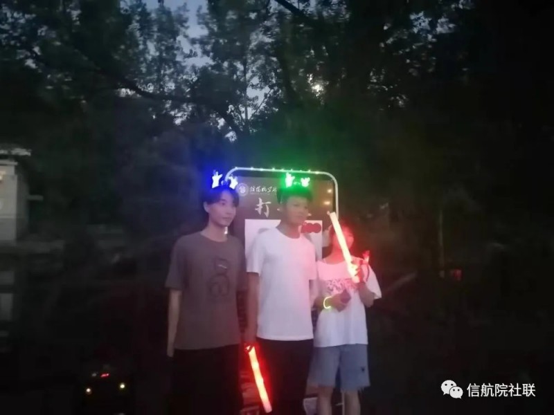 荧光夜跑重走长征路11.webp.jpg